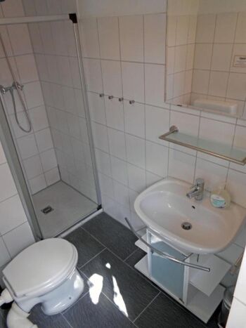 Badezimmer mit Dusche
