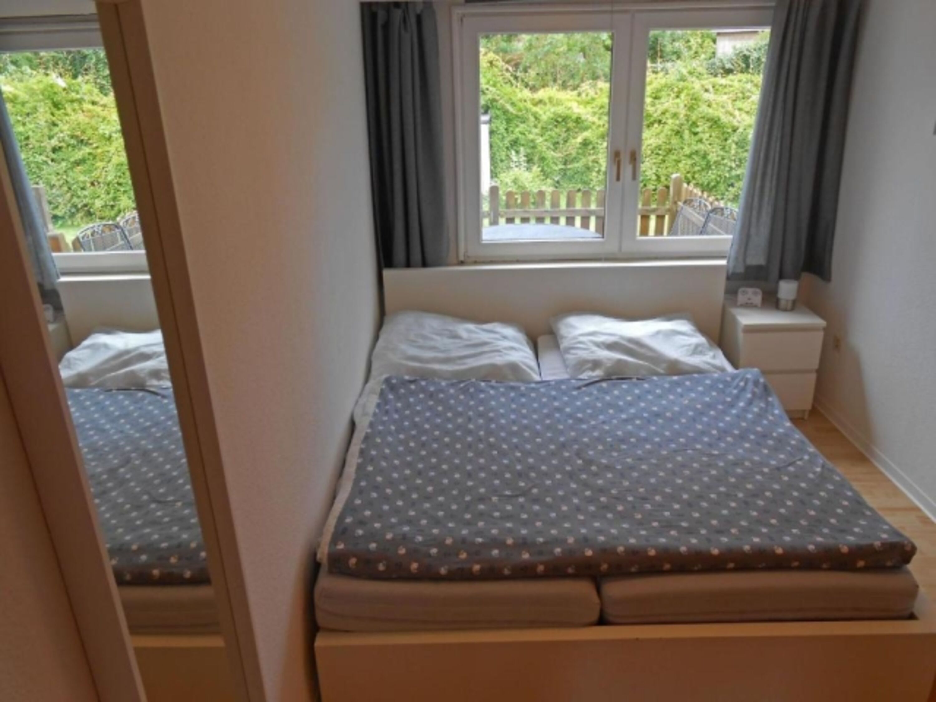 Schlafzimmer mit Doppelbett