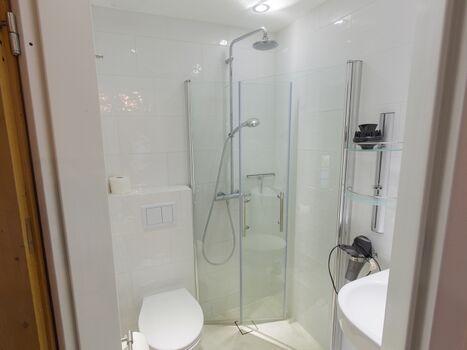 Helles freundliches Duschbad