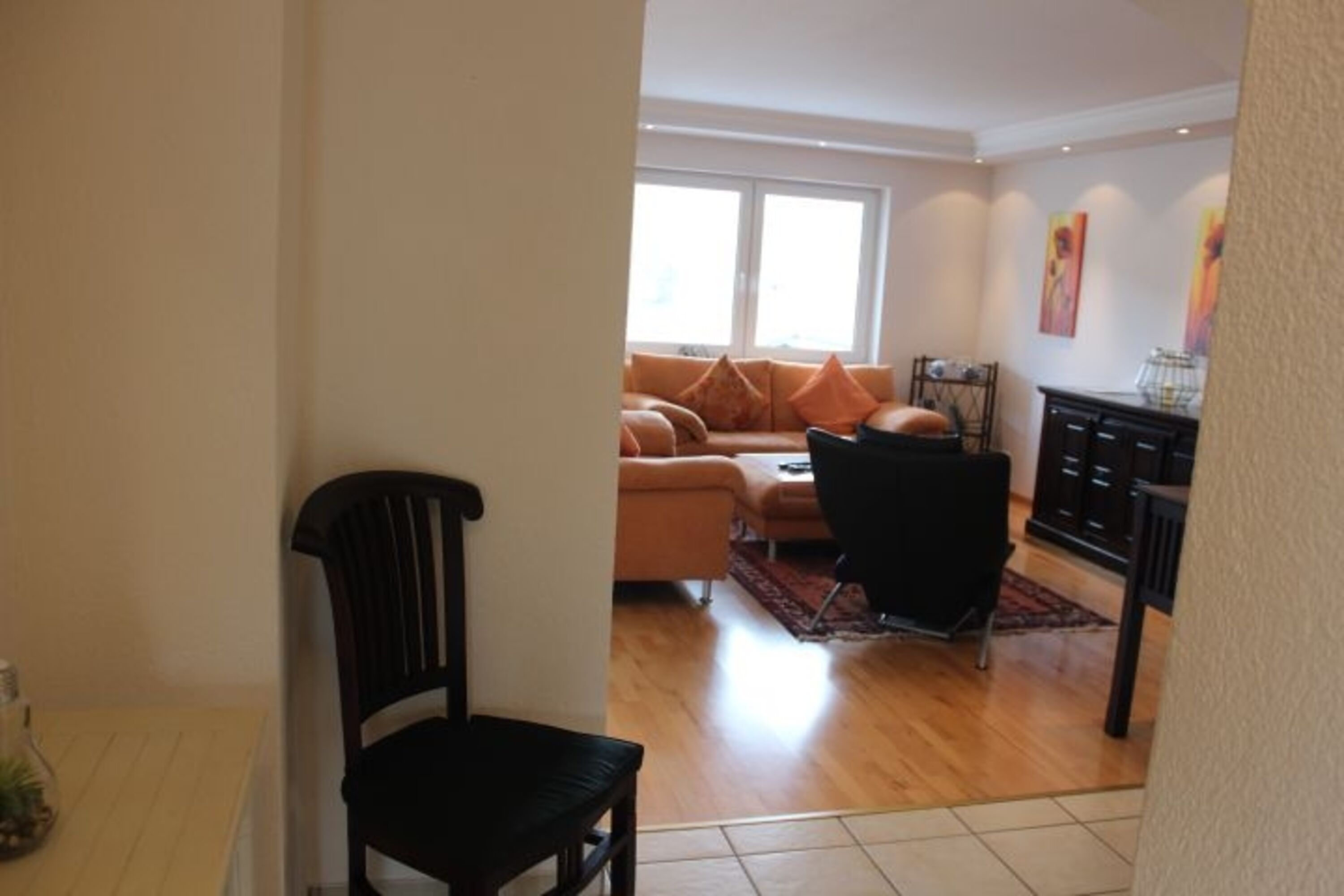 Blick aus dem Flur in Wohnzimmer