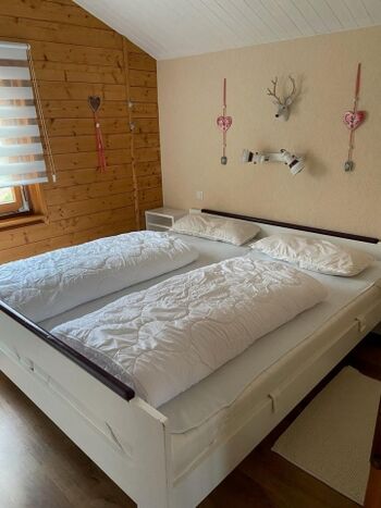 Schlafzimmer mit Doppelbett