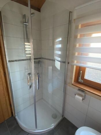 Badezimmer mit Dusche