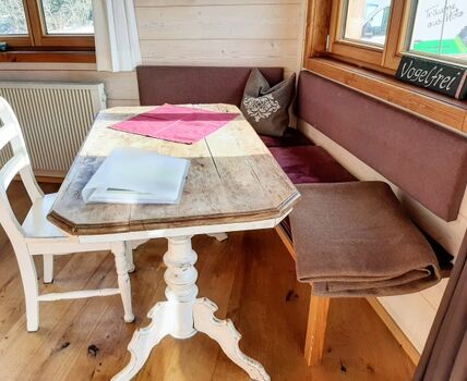 gemütliche Essecke im Baumhaus