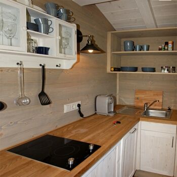 kleine Küchenzeile im Baumhaus