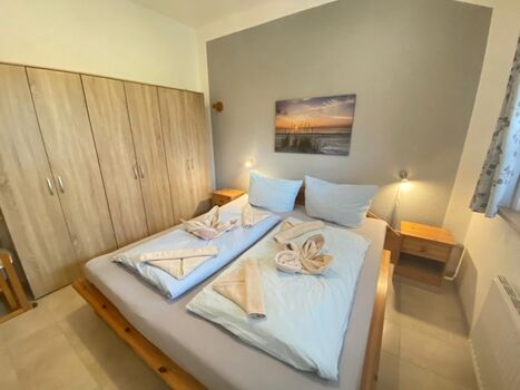 Viel Platz für Kleidung im Schlafbereich mit Doppelbett