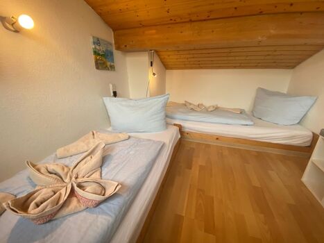 Schlafplatz auf der Empore mit 2 Einzelbetten