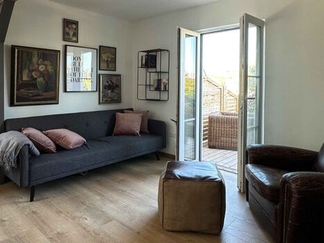 TIDE4 Amrum Apartment 1  Wohnbereich mit Zugang zur eigenen Terrasse