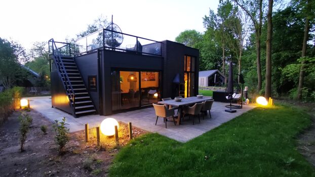 Auch am Abend gut und stilvoll beleuchtet.