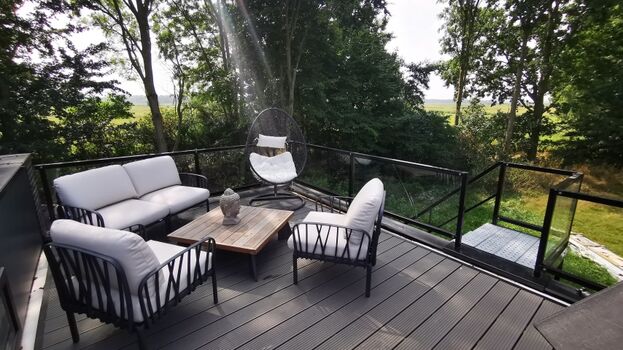 Große Rooftop Dachterrasse, Sitzecke, Hängekorb, Liegen und einem  tollen Ausblick.