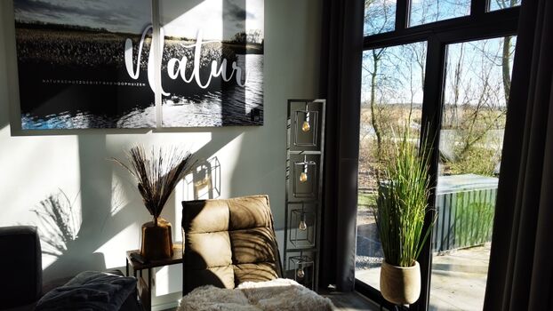 Viel Licht durch große Fenster. 