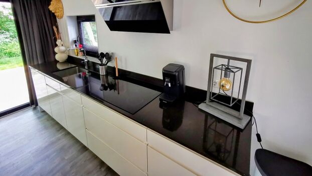 Komplette moderne Küchenzeile inkl. Spülmaschine.