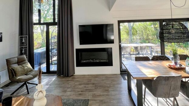 Maxi-TV, lichtdurchflutet,  E-Kamin (Feuersimulation). Mückengitter.