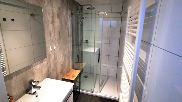 Zweites geräumiges Bad.