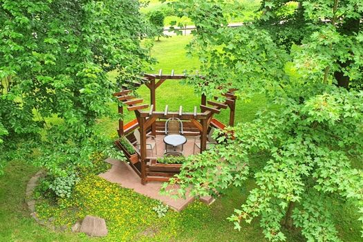 Pergola im Waldgarten 