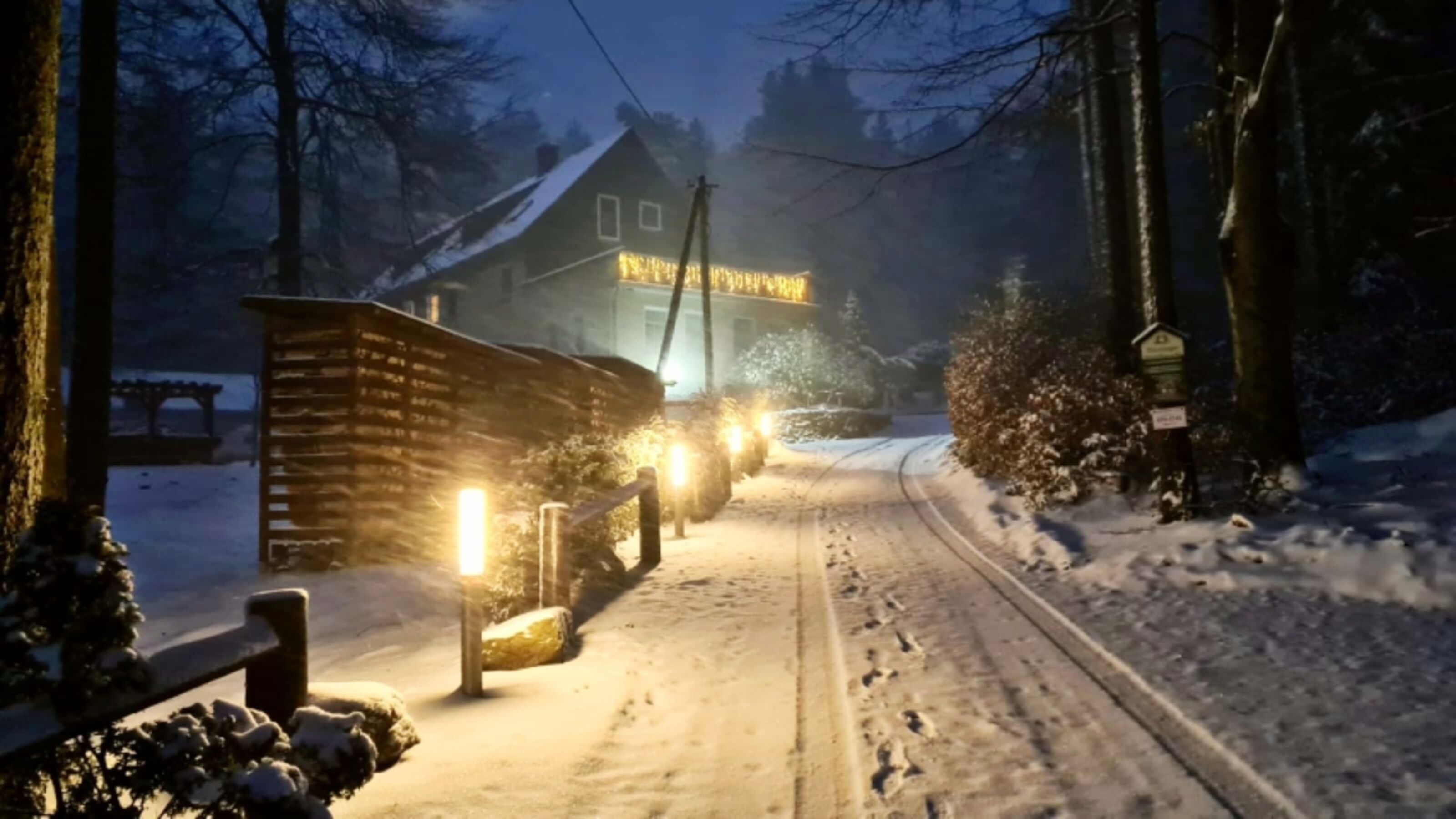 Auffahrt im Winter 