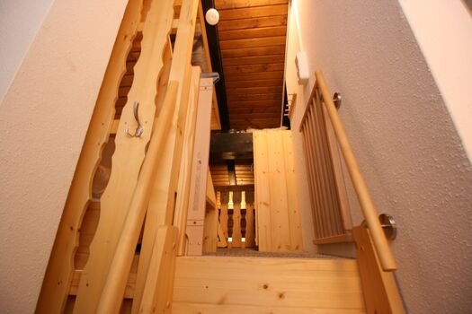 Aufgang zu Kinderkoje (innerhalb der Wohnung!)
