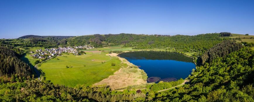 Meerfeld mit dem gleichnamigen Maar (5 Autominuten entfernt) ist immer einen Ausflug wert. Zahlreiche Restaurants laden zum geselligen Einkehren ein. Im Sommer kann im Maar geschwommen werden. 