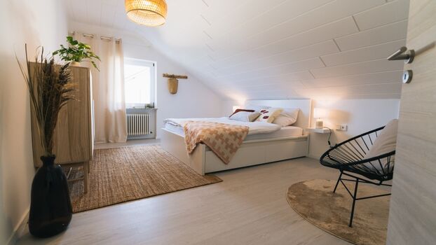 Ruhe pur: Im Schlafzimmer Terra, umgeben von warmen Erdtönen und natürlicher Gelassenheit, lässt es sich wunderbar erholen, schlafen und entspannen.