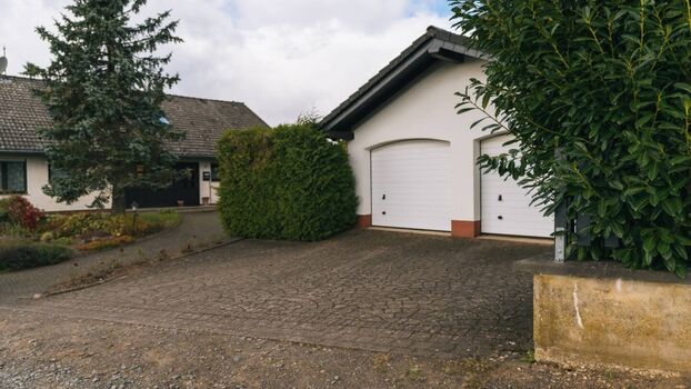 Eine eigene Garage   Stellplatz direkt am Haus.