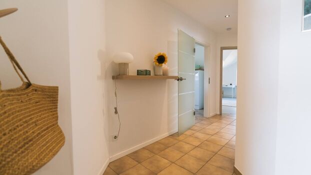 Vom Flur aus gelangst du in alle Räume der Wohnung.