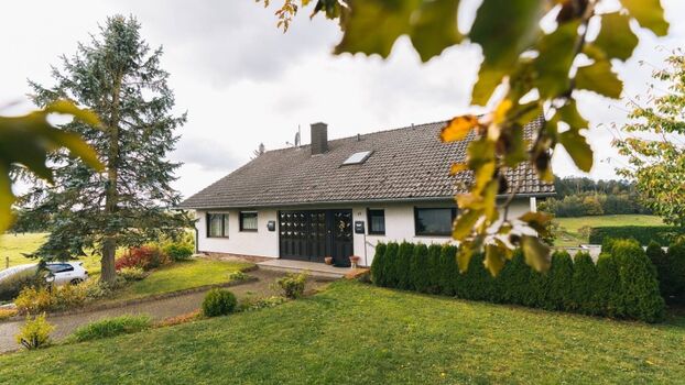 Das gesamte Dachgeschoss des freistehenden Hauses, umgeben von Weiden und Wiesen, steht dir und deinen Liebsten während des Aufenthalts zur Verfügung.