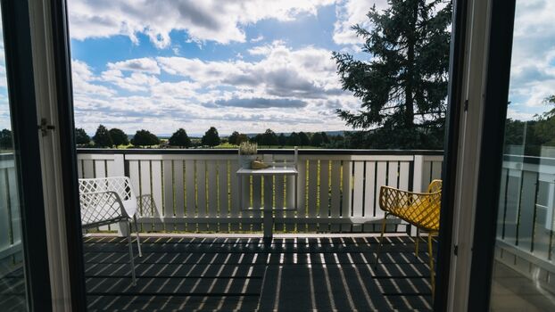 Ob für einen morgendlichen Kaffee, einen Snack nach einem Ausflug zu einer der zahlreichen Ausflugziele oder für einen entspannten Sundowner - der Balkon lädt zum Verweilen ein.
