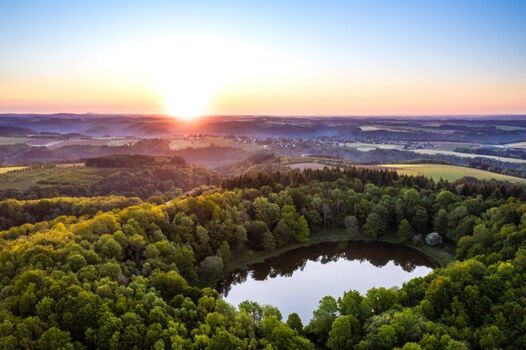 Der Windsborn Kratersee (2,1 km von der Ferienwohnung entfernt) ist bekannt für seine außergewöhnliche Flora und Fauna. Die Ruhe, die der Kratersee ausstrahlt, muss man selbst erleben... 