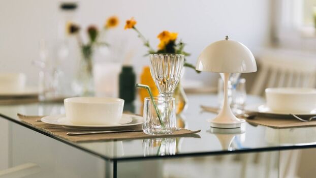 Instagrammable Lunch oder Dinner? Am Glastisch mit modernem Geschirr und Flowerpot Lampe auf jeden Fall möglich.