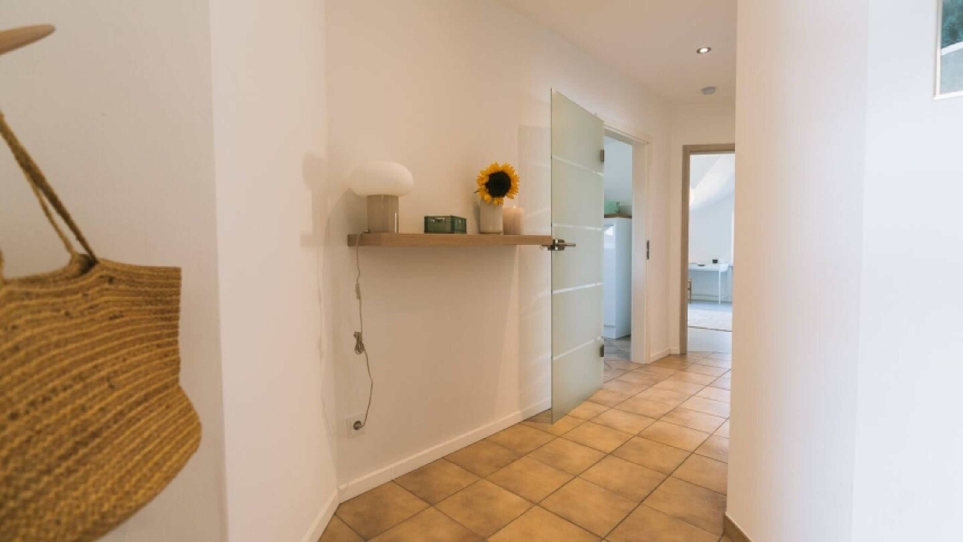 Vom Flur aus gelangst du in alle Räume der Wohnung.