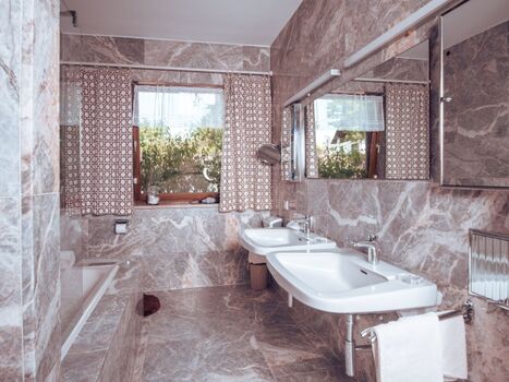 Bad mit Wanne und Dusche