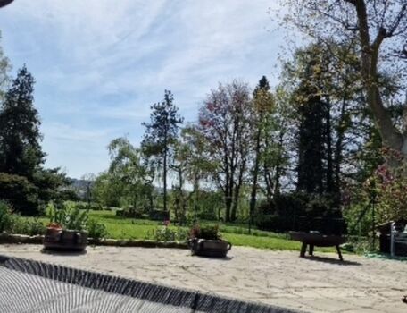 Terrasse mit Blick in die Parkanlage