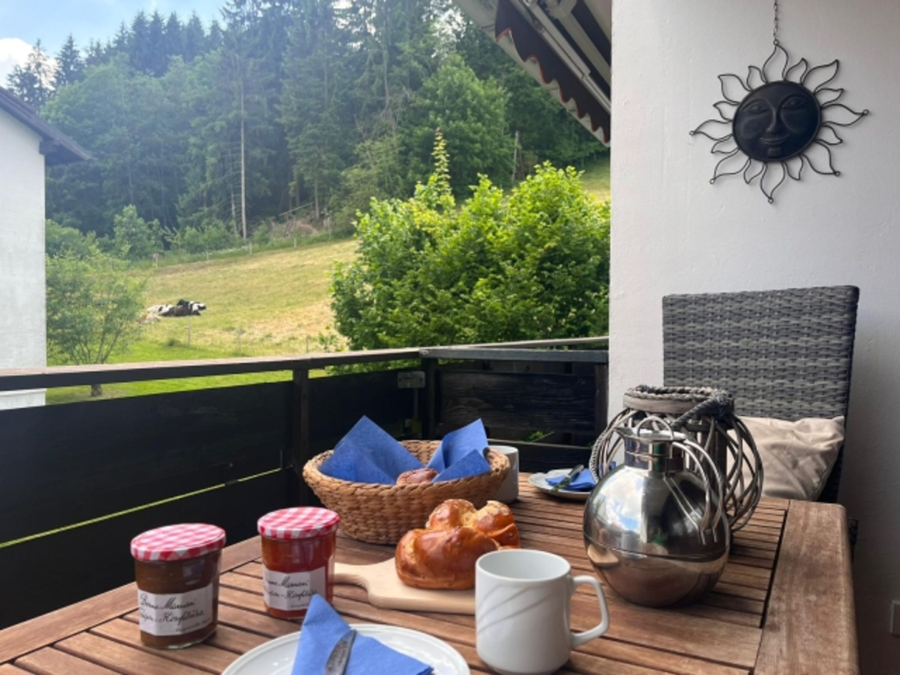 Frühstück mit Blick auf die Kuhweide nebenan