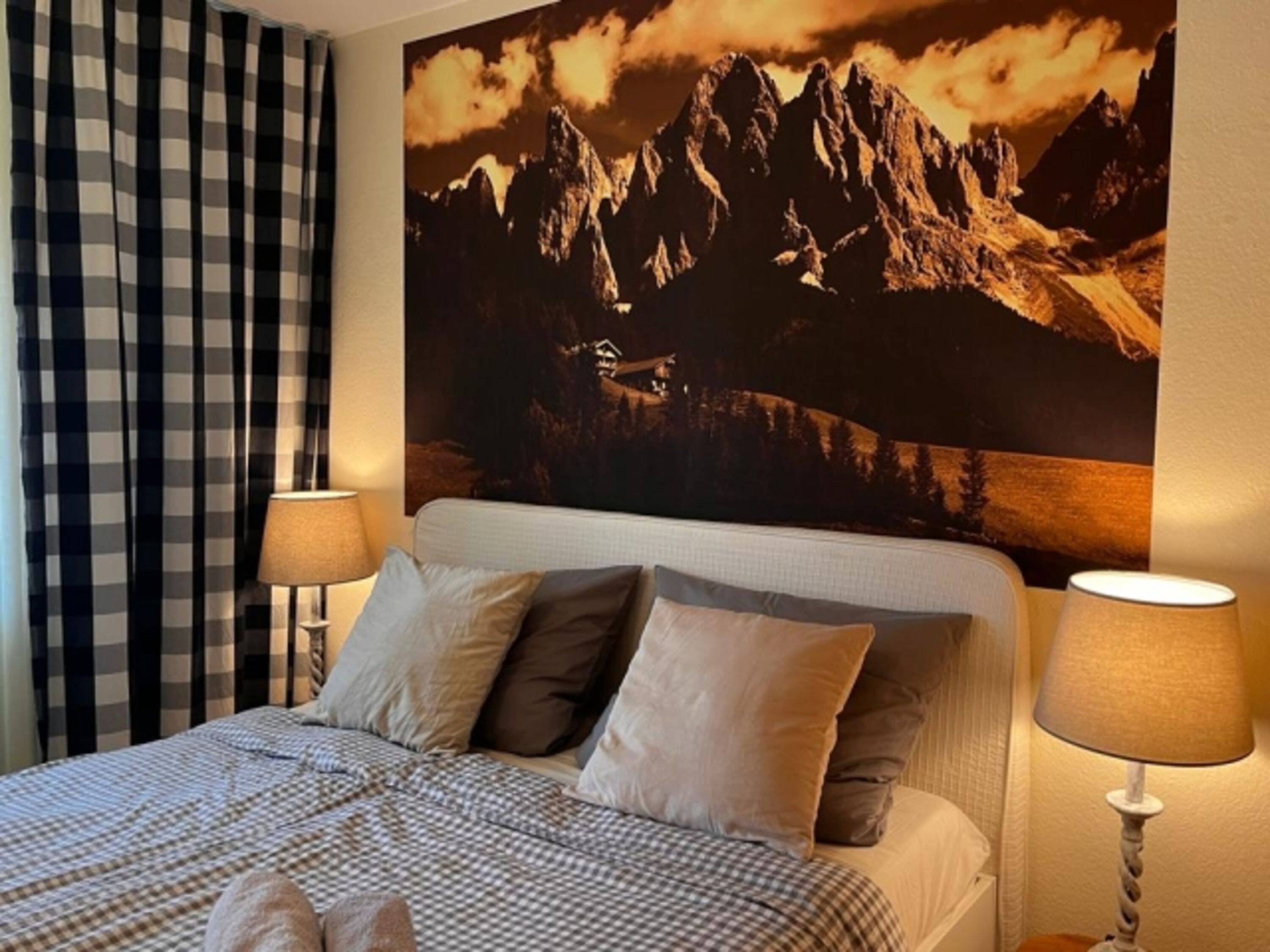 Gemütliches Doppelbett mit Naturkautschuk Matratzen und Topper