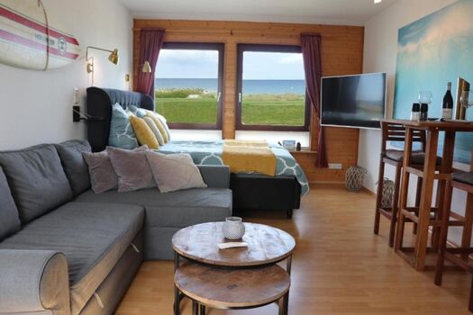 Wohn-Schlafzimmer mit Meerblick, Kamin und Smart-TV