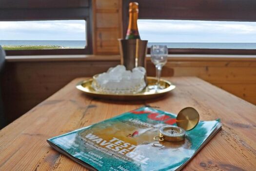 Wohn-Schlafzimmer mit Panoramameerblick