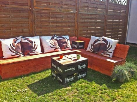 vollständig eingezäunter Garten mit Gasgrill