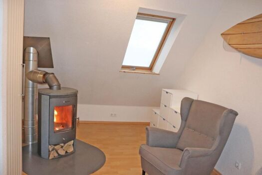 Wohn-Schlafzimmer mit Meerblick und Kamin