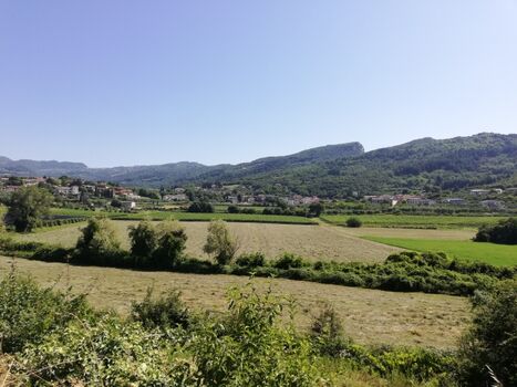 Im Hintergrund ist Lubiara zu sehen