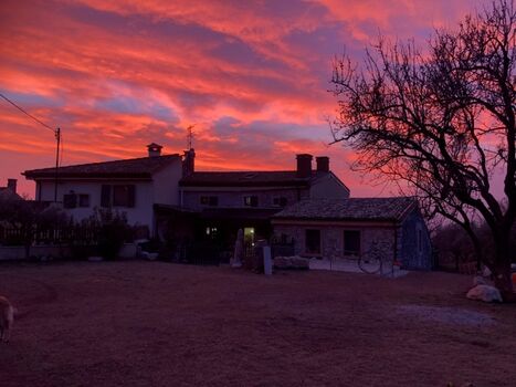 Sonnenuntergang hinter dem Haus
