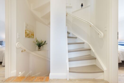 Flur 1 OG und Treppen