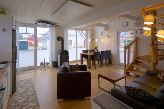 Das große Wohnzimmer mit Kaminofen lädt zum Entspannen ein