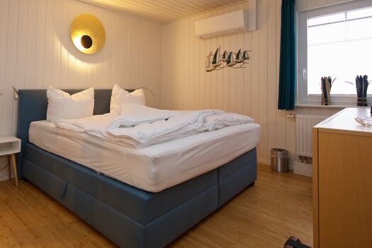 Gemütliches Boxspringbett im unteren Schlafzimmer