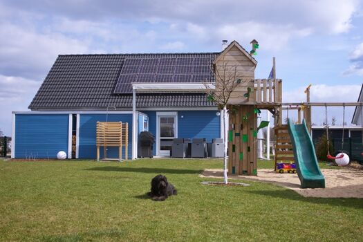 Der große Garten ist wunderbar zum Spielen für Hunde und Kinder geeignet