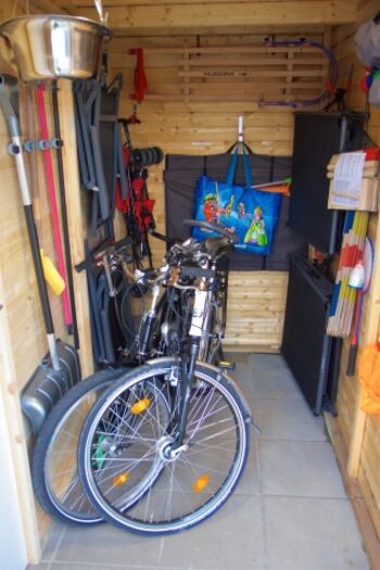 Im Schuppen finden Sie Spielzeug und Räder