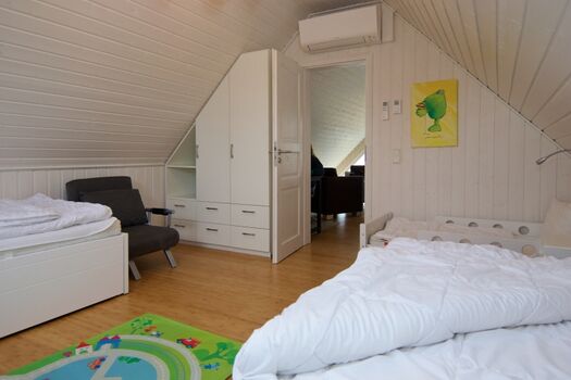 Oberes Schlafzimmer mit Kinderbett und 2 (bis 4) Einzelbetten