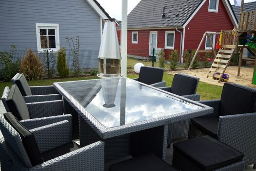 Bis zu 10 Personen finden am Terrassentisch Platz