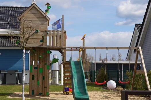 Großer Spielturm für die Kinder