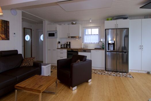 Küche mit amerikanischen Kühlschrank