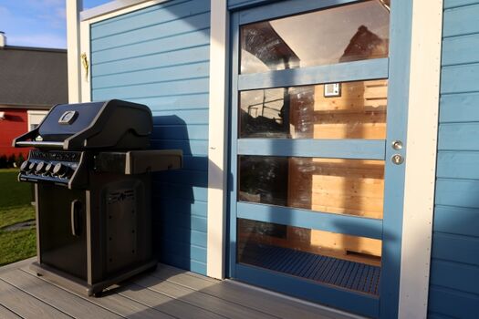 Gasgrill auf der großen Terrasse