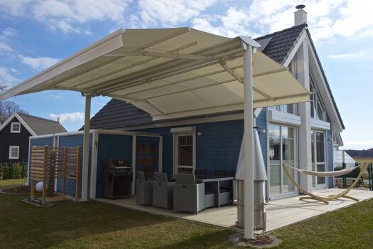 Die Markise spendet Schatten und schützt vor Regen